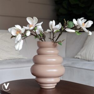 Ontdek de elegante bolvormige vaas met ronde ringen van mondgeblazen glas. Verkrijgbaar in Grijs, Matte Ivory en Taupe. Perfect voor ieder interieur.